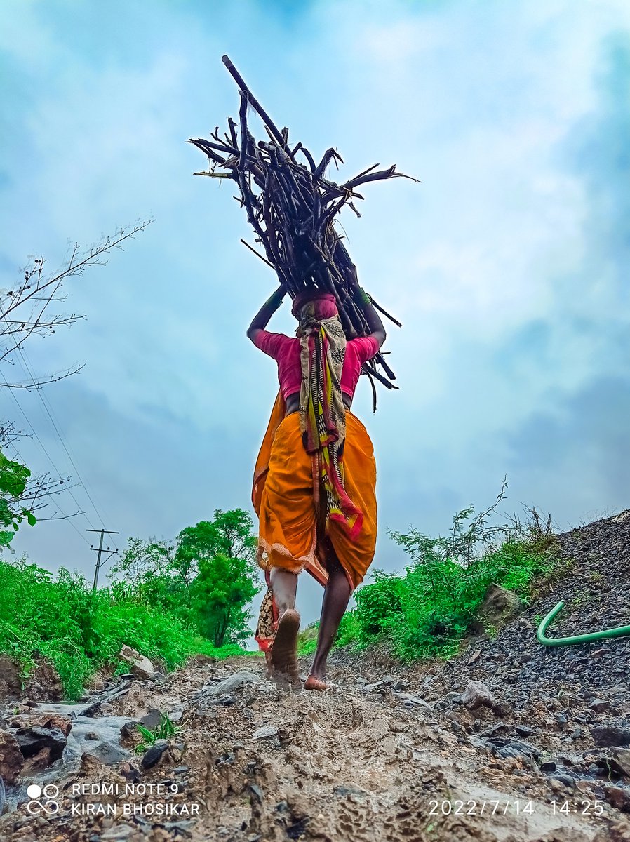 bhosikar_kiran's tweet photo. सामान्य माणसांच जिवन खूप अवघड करून ठेवलंय. गॅस अकराशे तिस गोडतेल 160 kg . हजार अकराशे रुपयाला मिळणारं खाताच पोत पंधराशे सोळाशे रुपयाला भेटतय. पेट्रोल डिझेल पाच तीन रुपयाने स्वस्त करून गॅसची टाकी अकराशे तिस ला केल्या बद्दल तुमचे उपकारच म्हणावे लागतील.१/२ https://t.co/iIEj4GDkm2