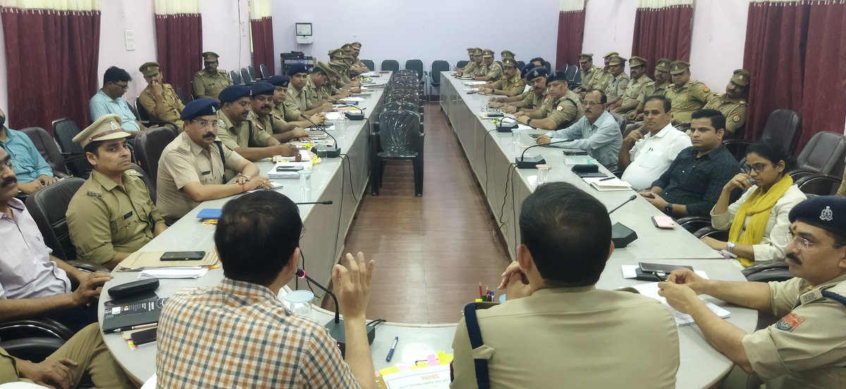 DM_Barabanki's tweet photo. 14.07.22 को वरिष्ठ पुलिस अधीक्षक, समस्त उप जिला मजिस्ट्रेट/पुलिस क्षेत्र अधिकारियों एवं प्रभारी निरीक्षकों एवं संयुक्त निदेशक अभियोजन, खनन आधिकारी व अन्य सम्बन्धित अधिकारीयों की उपस्थिति में कानून व्यवस्था एवं अपराध समीक्षा के उपरांत संबंधित को आवश्यक निर्देश दिए गए। https://t.co/lZ2or837wN