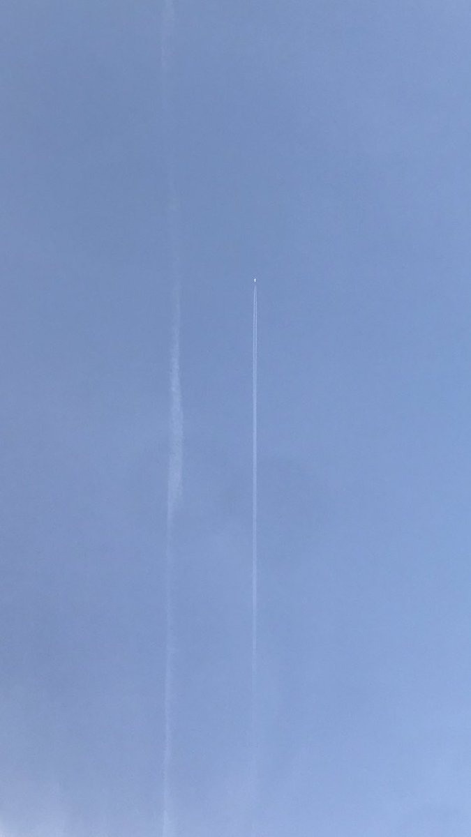 sherkkane's tweet photo. 7:06 : Un Festival d’#avions depuis 6:00 et leurs maudites traînées blanches. #Etuve #domedechaleur Où sont les #Ecologistes ? #canicule2022 fabriquée #NUPES #LFI #EELV #media @MchChevalet @bayrou @sandrousseau https://t.co/oJ0Kf8QKER