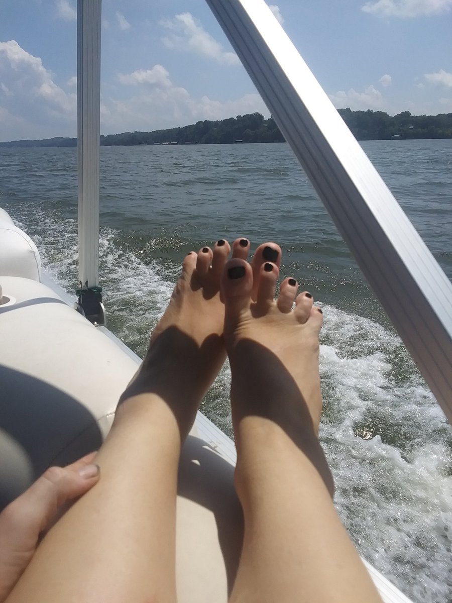 dlrrpdp's tweet photo. Follow my new ig account! Licktheseclean2 😘💕 
#feet #feetworship #feetpicsforsales #feetfethish #toeslovers #nails #toes https://t.co/KejkKmaAw7