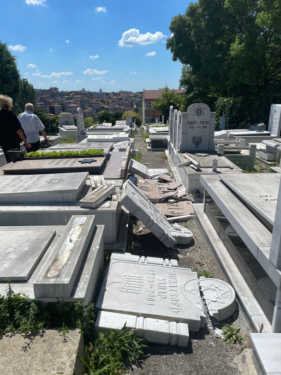 tyahuditoplumu's tweet photo. Hasköy Mezarlığımıza gece yarısı girilmiş,  36 tane mezar taşımız tahrip edilmiştir.
Konu tüm resim ve gece kayıtları ile ilgili makamlara iletilmiş olup, bu vandalizmi yapanların bir an evvel yakalanmasını beklemekteyiz.

@TC_icisleri @TC_istanbul https://t.co/8vapMNW6o8