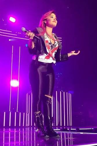 thegaabis's tweet photo. Same energy as the neon lights tour
#SUBSTANCE #DemiLovato #HolyFvck #HolyFvcktour #TNLT #outfit #rocklovato https://t.co/c6NcGKuf2y
