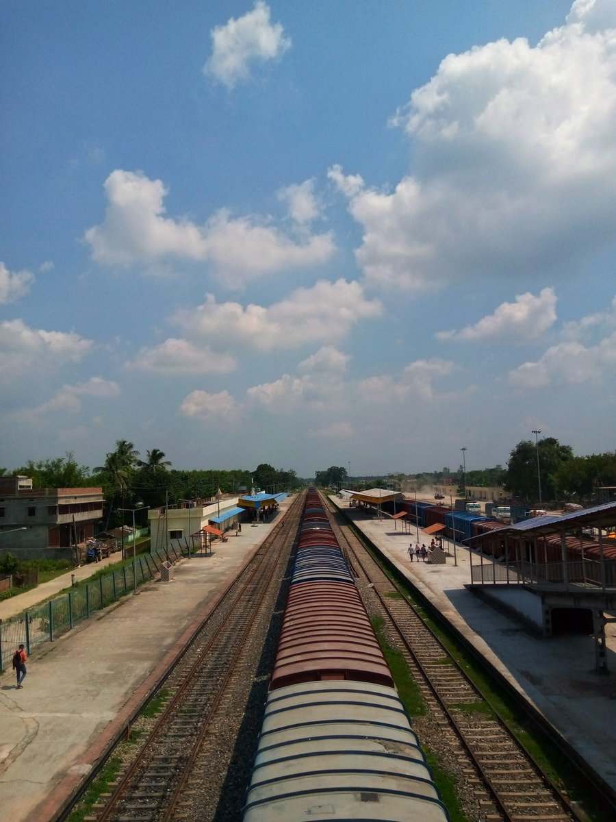 KusumPandit8's tweet photo. Everything will come to you
At the perfect time❤🥀🖤
#feelings_through_words #mobilephotography #sky #dramaticsky #landscapephotography #BlueSky #station #platforms #bathnaha #bathnahajunction https://t.co/tWfUQFIMfl