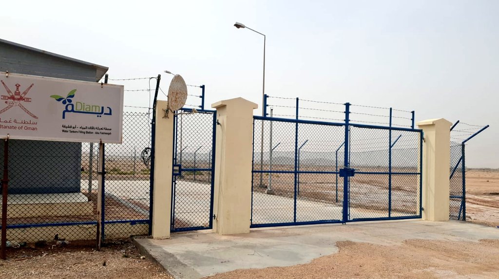 الأفاضل في <a href="/apsr_om/">هيئة تنظيم الخدمات العامة</a> 
و @owwsc_om 
محطة تعبئة ناقلات أبوفشيغه بولاية #جعلان_بني_بوعلي التي تخدم 10قرى والمغلقه منذ أنقطاع الخط المغذي للولايه بالمياه منذ بداية #منخفض_المونسون أهالى تلك القرى ليسو بشر بحاجه إلى الماء ؟
لماذا لم تضعوا حل بتوفير ناقله كبيره ؟