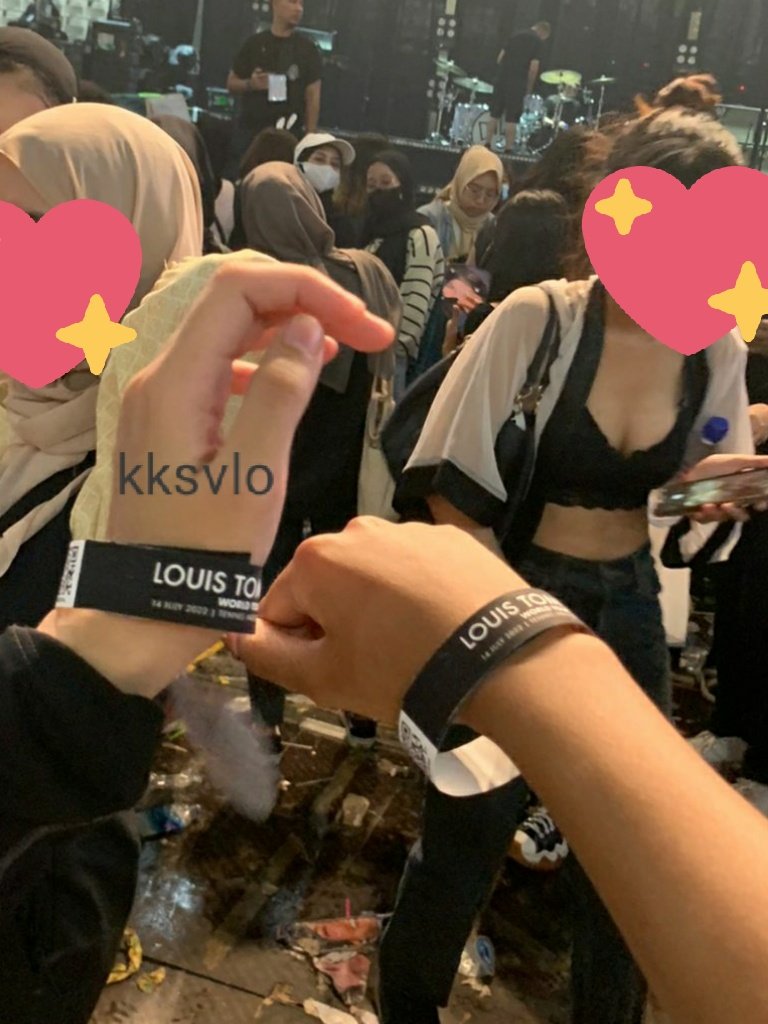 kksvlo's tweet photo. GUYS!! I CAME TO LOUIS CONCERT LAST NIGHT!!!! finally after waiting for 3 years😭😭😭😭😭😭😭💙💙💙

#LTWT #LTWTJakarta https://t.co/3js3gLeSMD