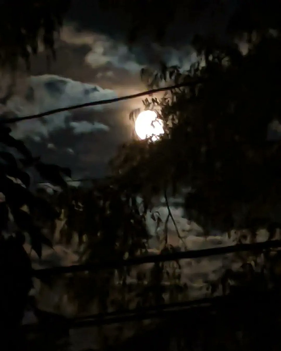 danielpsychic's tweet photo. The Moon is slowly on the Wane. In the Fixed Air Sign of Aquarius. It's OK to let it go. And it's OK to be greatly aware. Go! With the Wind! But plan on where you're going in this particular atmosphere. https://t.co/ma5BtSRXrY