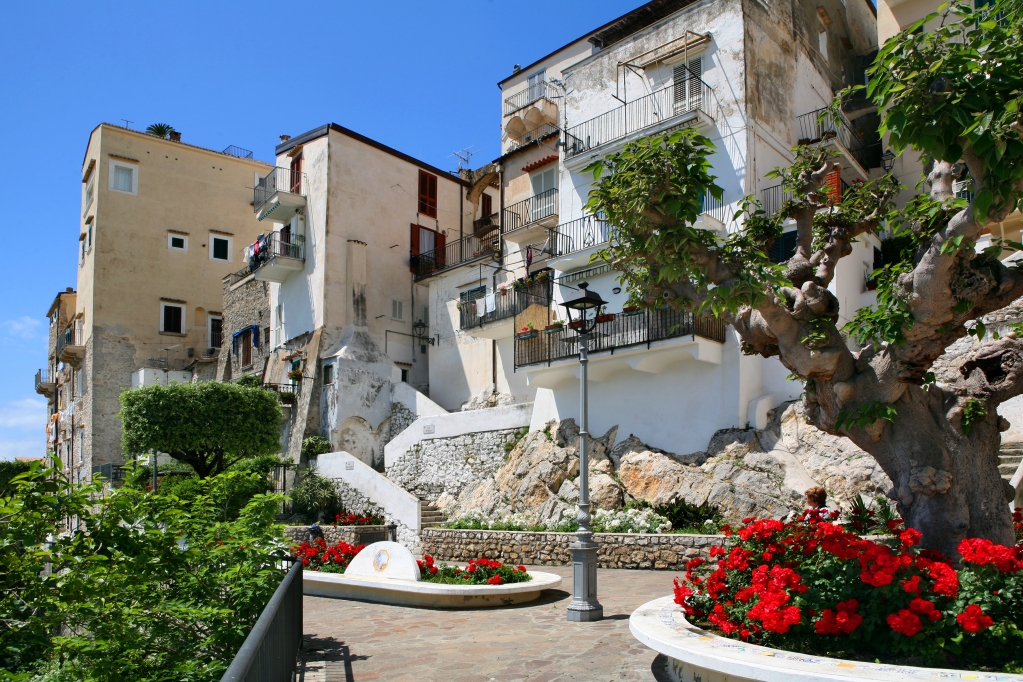 visit_lazio's tweet photo. Una giornata nel borgo marinaro di #Sperlonga, uno dei @BorghiPiuBelli. Vicoli con affacci mozzafiato su un litorale da sogno, spiagge di sabbia dorata si distendono ai piedi del borgo e per 10 chilometri fanno da cornice ad un mare cristallino.

 #LazioEternaScoperta #LazioIsMe https://t.co/2bTI9bOYU9