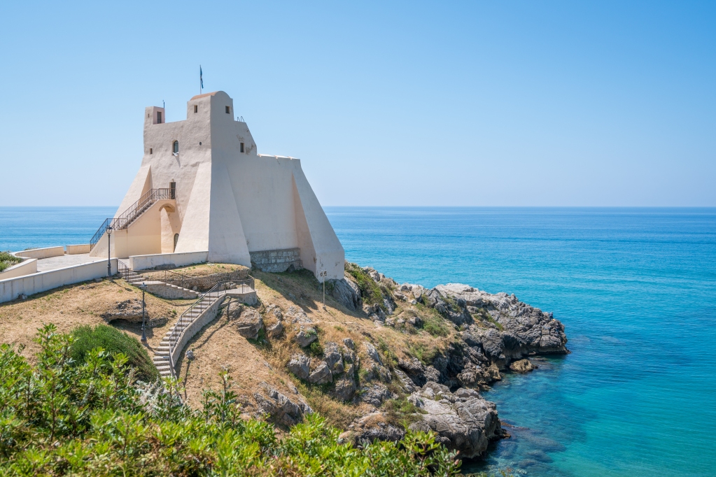 visit_lazio's tweet photo. Una giornata nel borgo marinaro di #Sperlonga, uno dei @BorghiPiuBelli. Vicoli con affacci mozzafiato su un litorale da sogno, spiagge di sabbia dorata si distendono ai piedi del borgo e per 10 chilometri fanno da cornice ad un mare cristallino.

 #LazioEternaScoperta #LazioIsMe https://t.co/2bTI9bOYU9