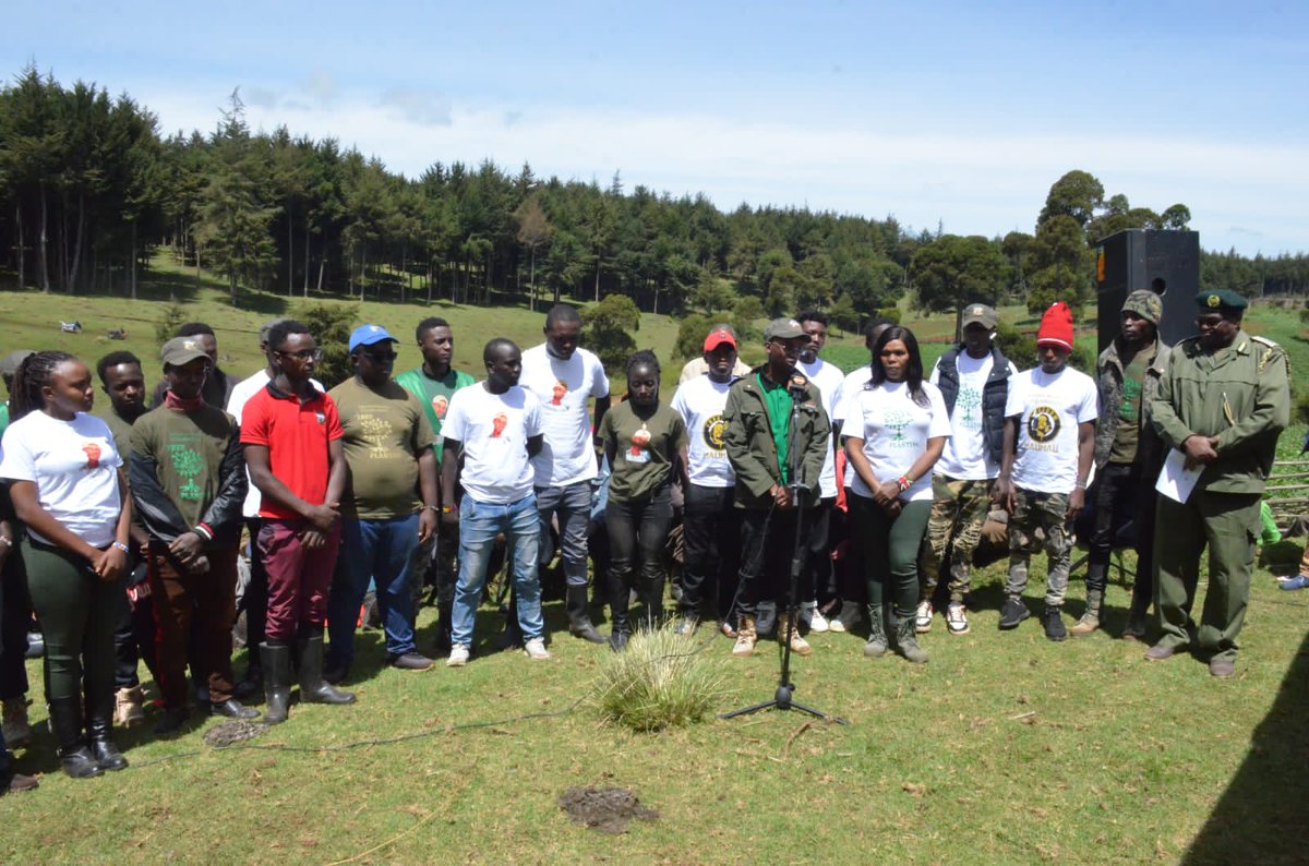 Karasinga3's tweet photo. The passion, interest and efforts lead to a successful win between the @Dedankm  and @KeForestService  family . Glory to God for the grace..
@evakimathi @Dedankm
@KeForestService, @KeEquityBank 
 @kdfinfo #DKFNAKURU
#1milliontrees4Teddy
#Ragiaforest
#savetheearth
#tree4betterlife https://t.co/RNNnFL8ACk