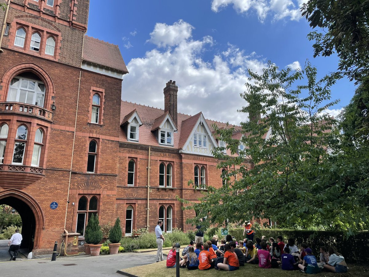 CambsCreate's tweet photo. #CarnivalCrew out on their final gig of the term … but in some down time we’ve popped into @GirtonCollege to learn a little about life at @Cambridge_Uni. Thank you so much, @GirtonMistress #DreamBig #EntitledtoExcellence #Future https://t.co/oYW5aBJGne