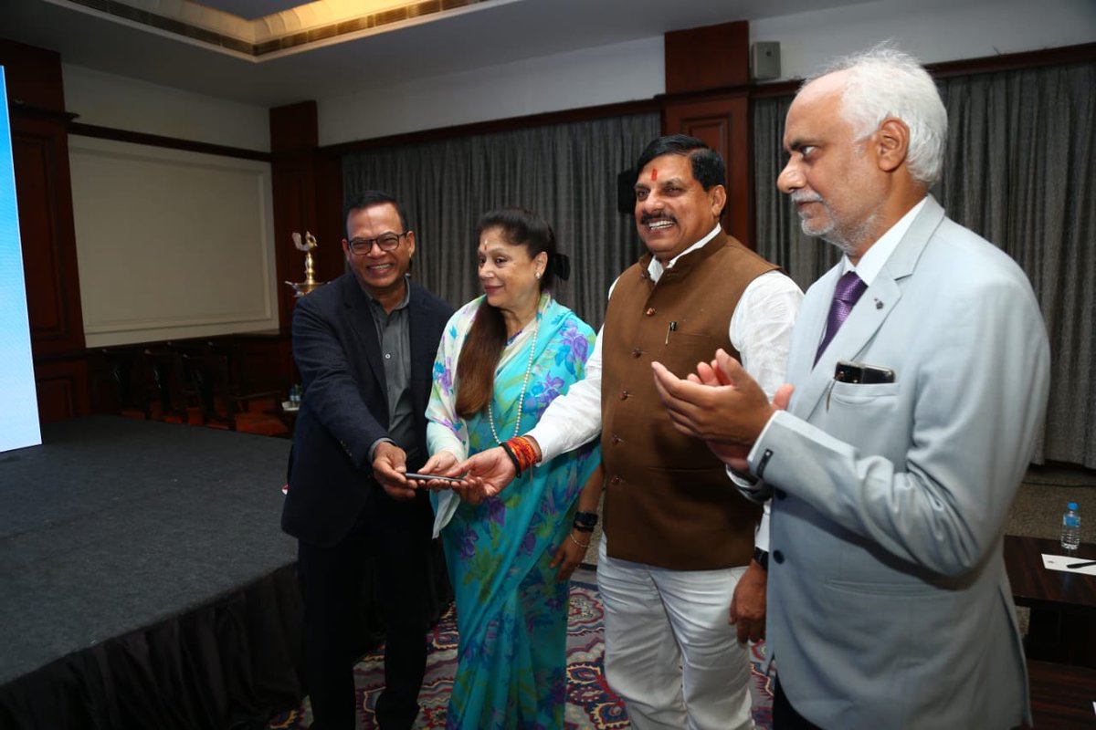 highereduminmp's tweet photo. शुक्रवार को भोपाल के जहांनुमा होटल में उच्च शिक्षा मंत्री @DrMohanYadav51 एवं तकनीकी शिक्षा मंत्री श्रीमती @yashodhararaje ने रिमोट का बटन दबाकर सितारे यूनिवर्सिटी के लोगो का अनावरण किया।

#JansamparkMP https://t.co/ev301DXzqK