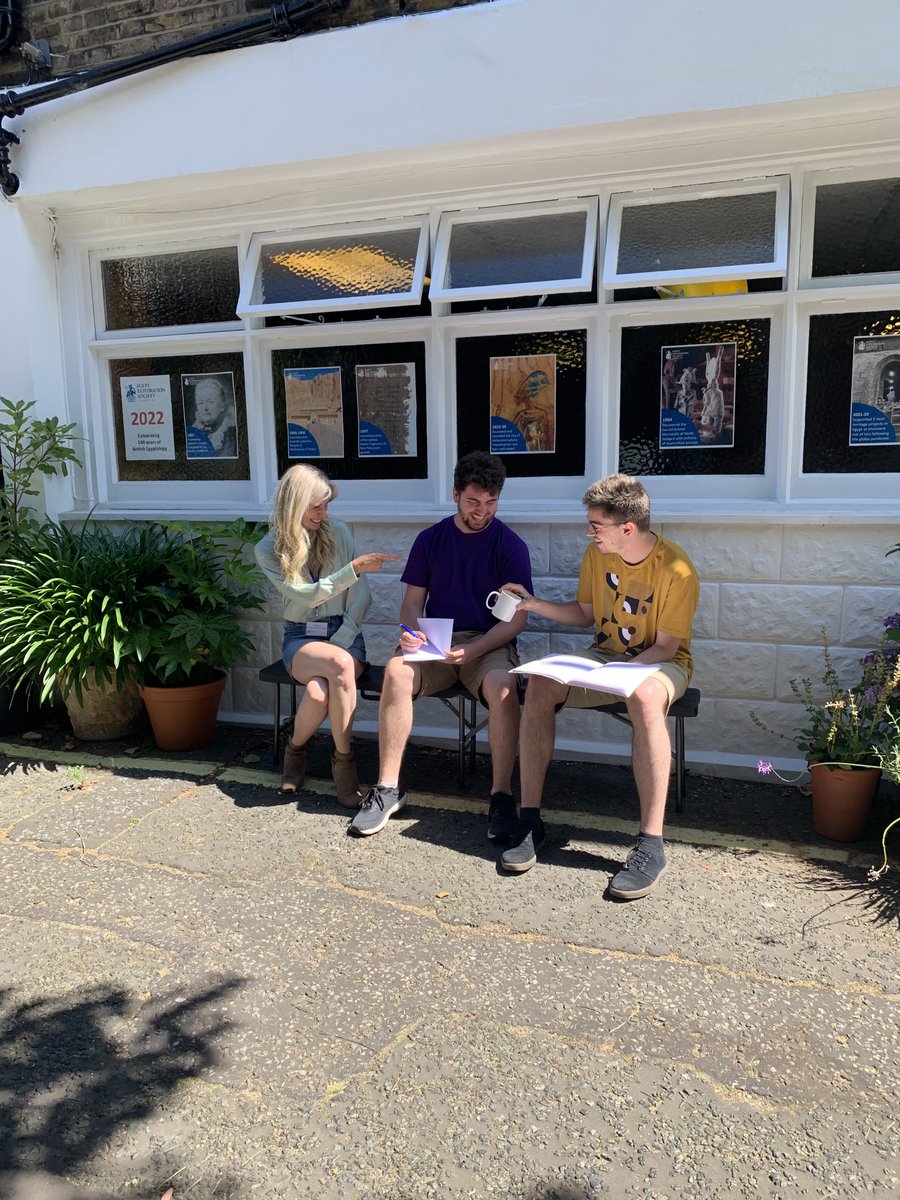 Great group work in the sun ⁦@TheEES⁩ office this morning!

In ⁦@ArchaeologistSP⁩’s #Heritage and Site Management session, our scholars are describing everyday objects in an engaging caption, like a coffee cup! #CommunityArchaeology