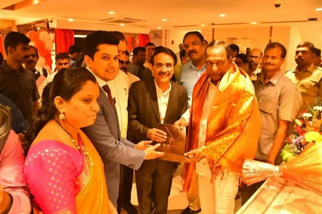 sangeetha_vanam's tweet photo. Somajiguda Division Corporator Vanam Sangeetha Srinivas Yadav along with Hon'ble Minister @chmallareddyMLA garu, TSEWIDC Chairman @RSRTRS garu attended the opening ceremony of Bhima jewellers in Somajiguda today along with TRS leaders and dignitaries. https://t.co/GoCHmIa7v5
