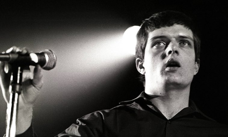 PunKandStuff's tweet photo. Remembering singer, songwriter and guitarist Ian Curtis who was born on this day in 1956 #JoyDivision

Photo by Rob Verhorst/Redferns https://t.co/3HA7l2xy79