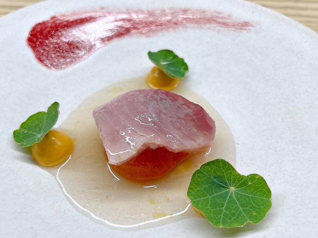 El bonito y el tomate; o la merluza, las algas y las patatas; o las sardinas y los pimientos de Padrón; o los calamares y las zanahorias; o también la cebolla y la tinta de aquellos. Da igual. La armonía entre mar y huerta es perfecta en <a href="/nadorestaurante/">NaDo</a>… instagr.am/p/CgBxsSOO94C/