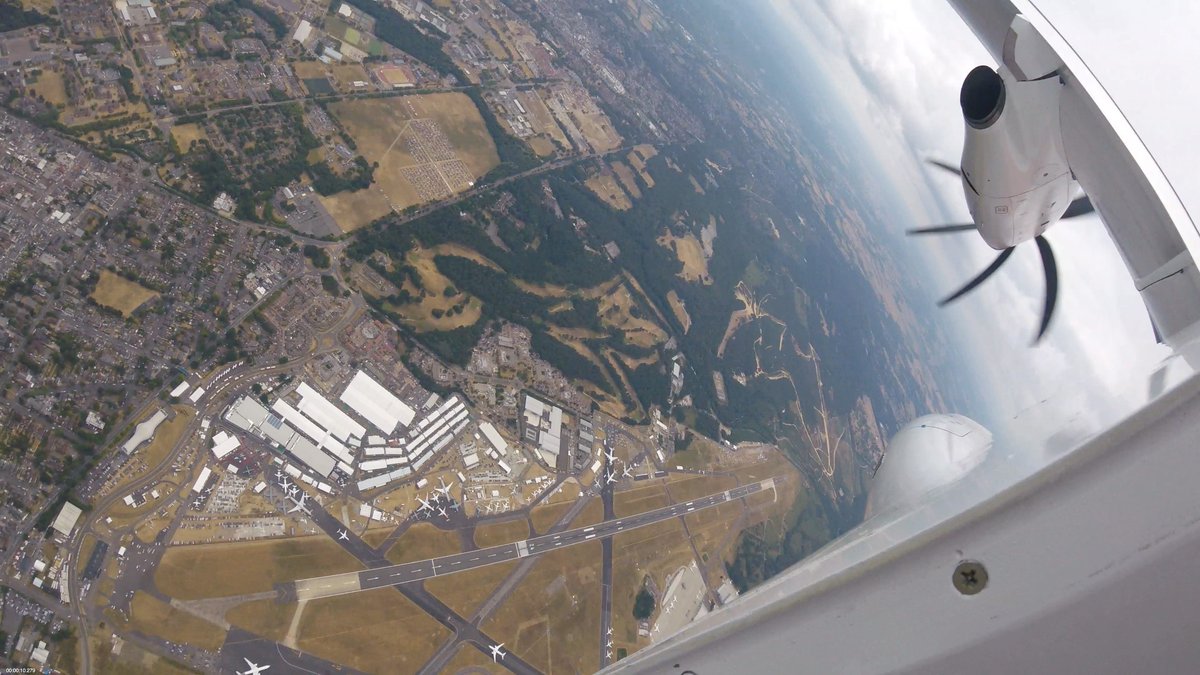 Hello from the sky <a href="/FIAFarnborough/">Farnborough Airshow</a>. We're preparing everything to welcome you on Monday, so make sure to stop by our chalet C323 and take a look at the static display to spot our aircraft. See you there! 🇬🇧✈️

#FIA2022 #DAlive #DeutscheAircraft