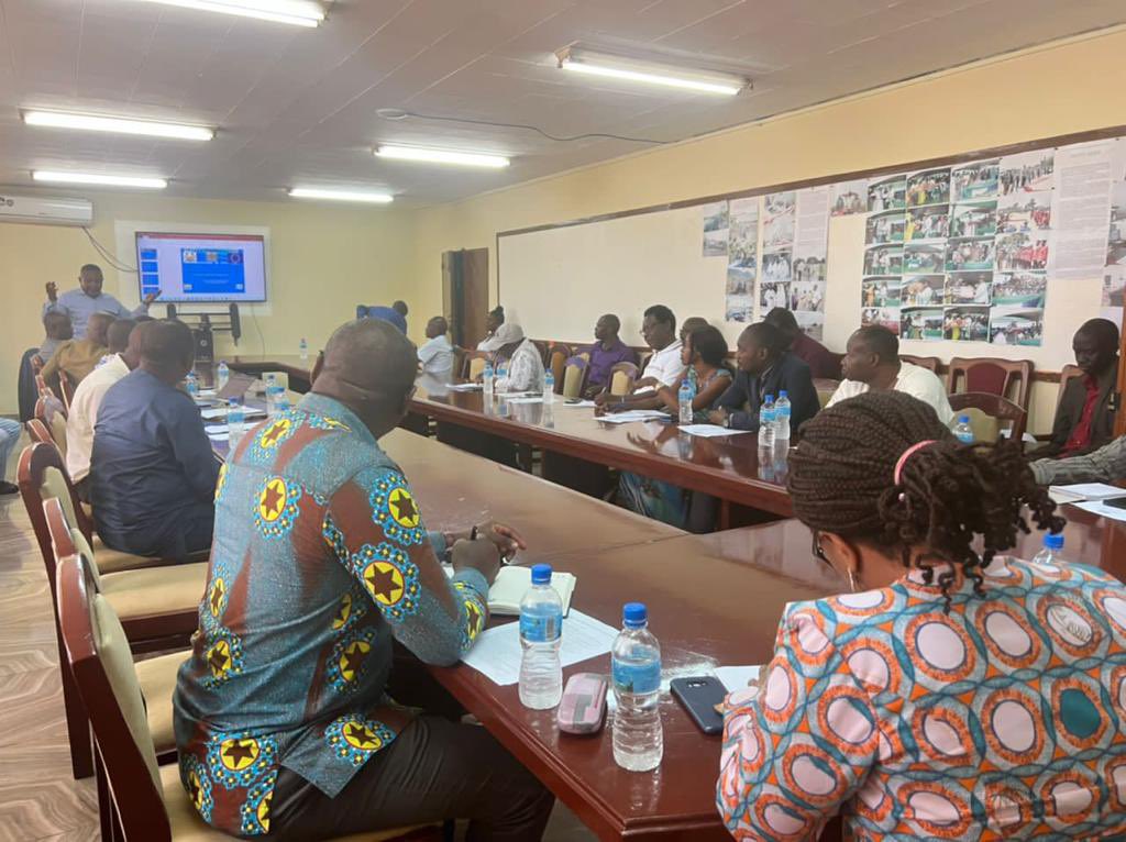 AmbroseJames12's tweet photo. Supporting national comprehensive soil survey, through #EU BAFS project. Last soil survey done 40 years ago. In line with National Agricultural Transformation Plan. Data & analysis will enhance productivity & judicious use of soil resources🇸🇱🇪🇺cooperation #NAOSL #EUSierraLeone https://t.co/NwMlMlBvRr