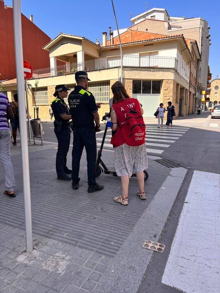 aj_vic's tweet photo. 🛴 Continua la campanya informativa de la Guardia Urbana i dels agents cívics per promoure el bon ús dels patinets elèctrics i altres vehicles de mobilitat personal.
#Moutecomcal i entre tots fem una mobilitat més sostenible i segura. @vic_gurbana https://t.co/Usf2t012c3