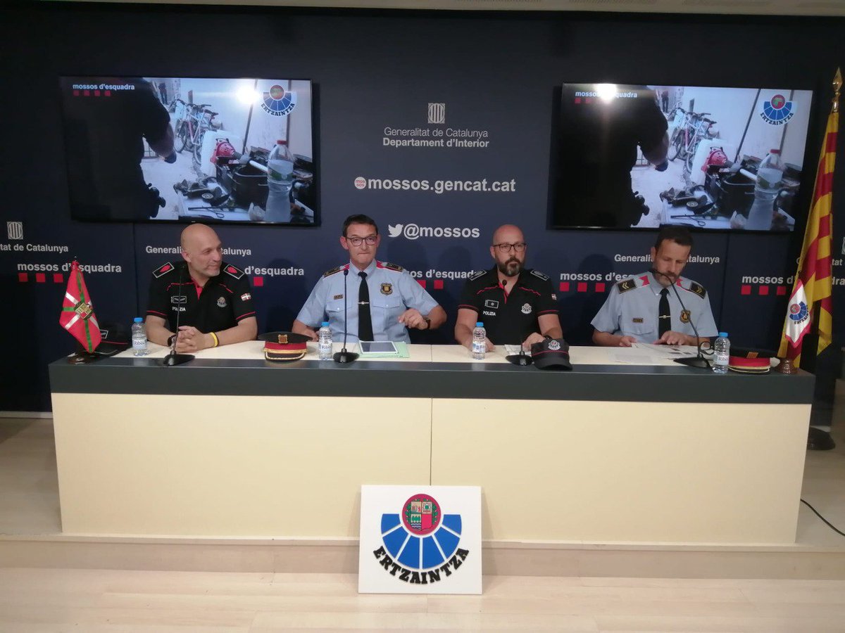 ertzaintzaEJGV's tweet photo. 👮🤝🏼👮‍♂️ En colaboración con @mossos, hemos desmantelado en la localidad tarraconense de Mont-roig del Camp el mayor laboratorio de drogas de síntesis detectado en Cataluña, con la intervención de sustancias valoradas en 4,3M€ en el mercado il��cito

👉 https://t.co/y0UvuGJMso https://t.co/q2T5rI19u2