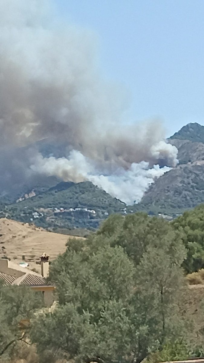 Plan_INFOCA's tweet photo. 🔴 DECLARADO #IFMijas, #Málaga, en Paraje "El Higuerón". Medios desplegados: 1  avión coordinación (ACOA-4), 3 helicópteros (LA-7, MA-40, MA-41), 1 Súper Puma (KA-70), 3 aviones carga en tierra (TA-2, TA-3, TA-7), 4 #BRICAS, 4 grupos de #BomberosForestales, 2 #AAMM y 2 autobombas https://t.co/53teGtvxMu