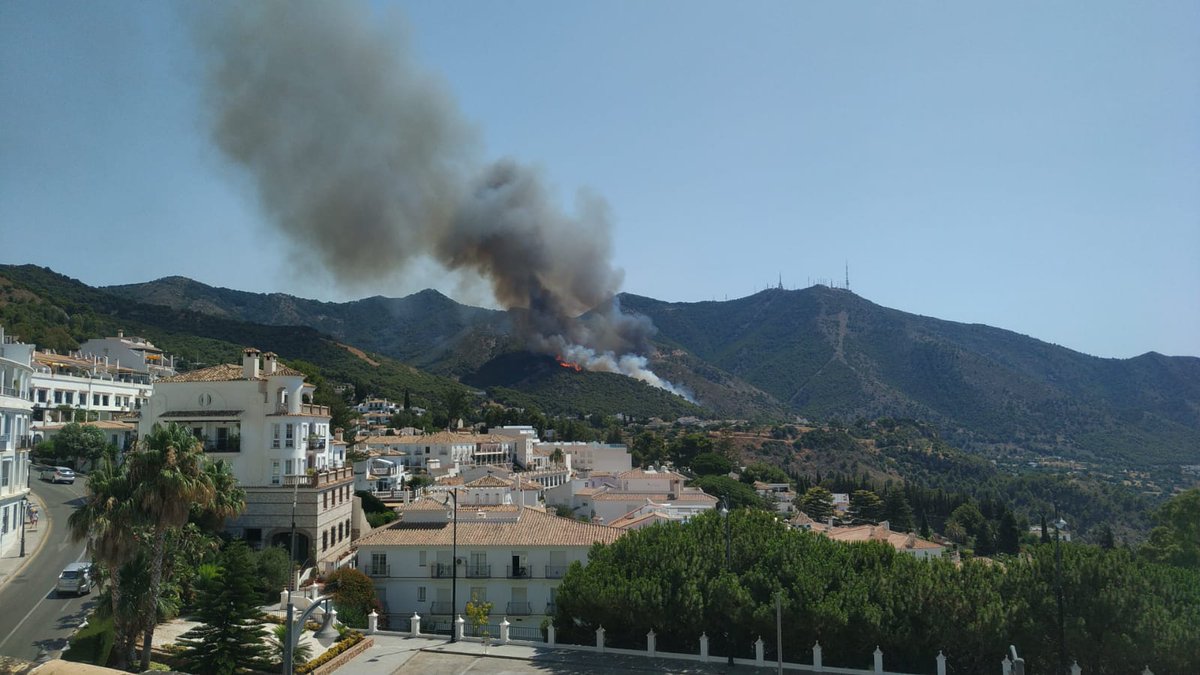 Rtvalhaurin's tweet photo. 🔥🔴 #ÚLTIMAHORA 
Decretado incendio forestal en la cara sur de la Sierra de Mijas. El humo es visible desde #AlhaurínelGrande, donde ya llegan cenizas de las brasas.
Se trata de un terreno de pinar, en el que ya trabajan los servicios de extinción. #IFMijas @Plan_INFOCA https://t.co/9ArBaHerRh