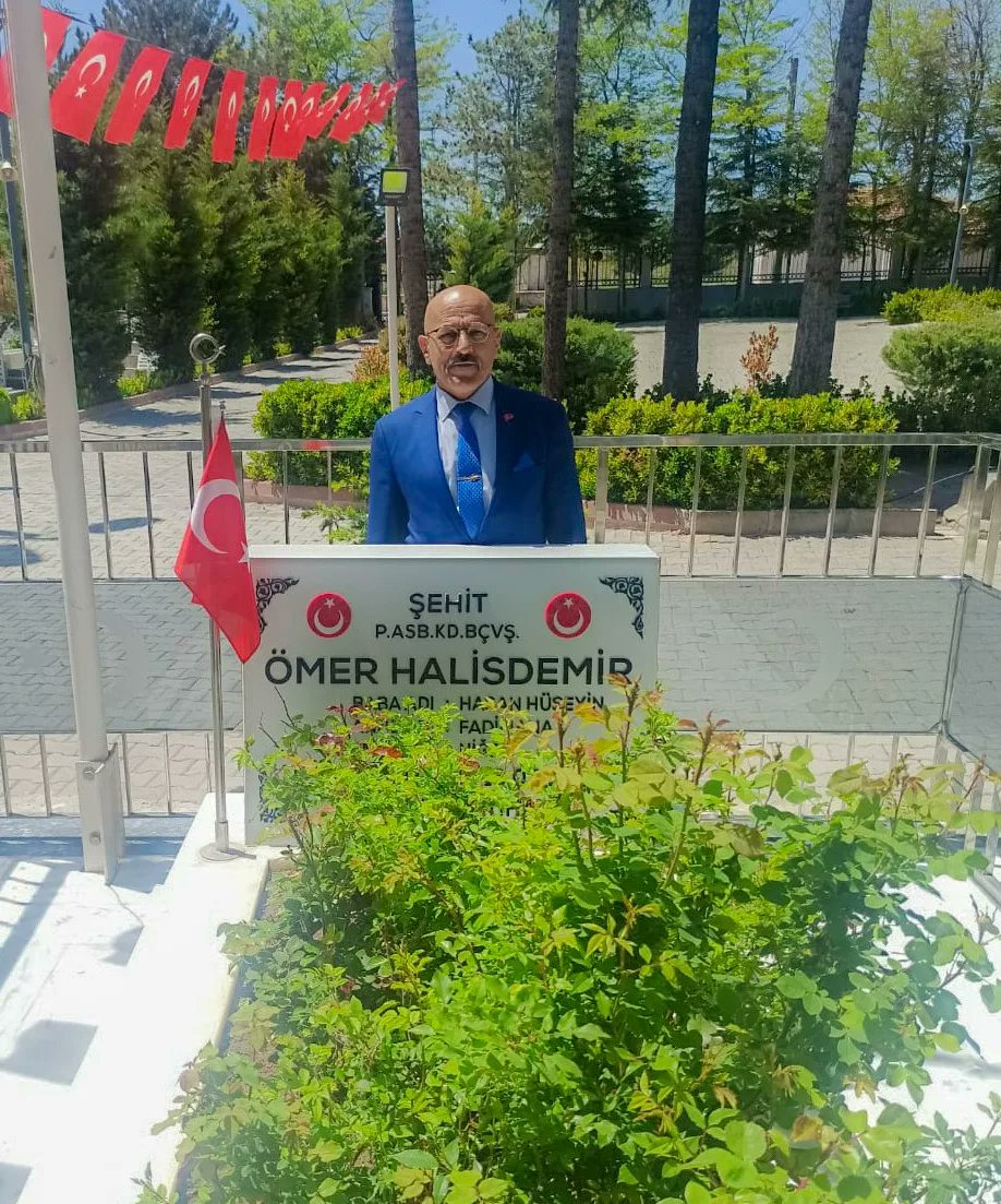 AhmetYl71674972's tweet photo. 15.#TEMUZ 2016 MİLLETİMİZİN KAHRAMANI VATANIMIZ UGRUNA #ŞEHİT #ÖMER #HALİS #DEMİR KABRİSTANI TÜM ŞELİTLERİMİZE RAHMETLE ANIYORUZ GAZİLERİMİZİ MİNNETLE ŞÜKRANLA ANIYORUZ
BAYRAK İNMEZ
VATAN BÖLÜNMEZ
EZAN DİNMEZ
KANIMIZ CANIMIZ FEDA OLSUN BU CENNET VATANIMIZA https://t.co/v0jywqiR6L