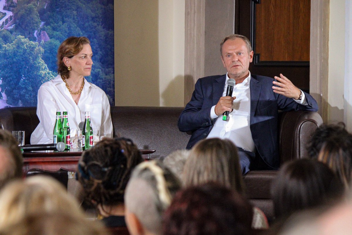 jacekdrejer's tweet photo. Wiele mądrych i wyważonych słów @anneapplebaum i @donaldtusk o otaczającej nas rzeczywistości podczas wczorajszego spotkania w ramach #góryliteratury w @Zamek_Ksiaz. No i mam autografy!😊 https://t.co/99ibNheX7u