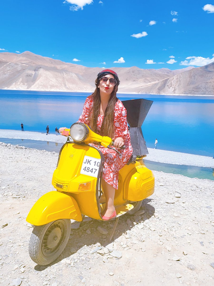 rainakapoor11's tweet photo. Playing the character.. 😋
.
.
.
#pangonglake #pangongtso #pangonglake❤️ #3idiots #3idiots😜 #ladhaktrip @KareenaK_FC https://t.co/Est0WOuLmi