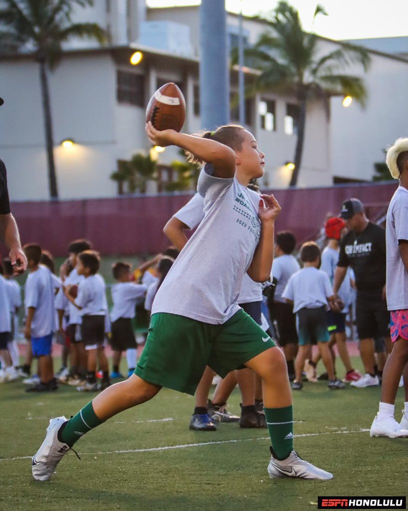 Day 2 of the Junior Prep Sport Under The Lights Clinic, a free opportunity for keiki ages 4-14 to improve their skills and football knowledge!

#HawaiiFootball #BRADDAHHOOD #FootballClinic #jpsonthemove