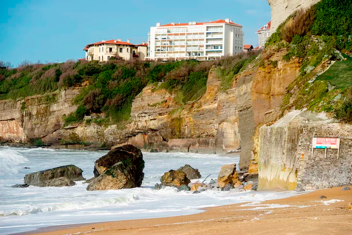 MediabaskInfo's tweet photo. Érosion du littoral dans l’Hexagone : le Pays Basque a pris de l’avance #climat #PLU #traitdecote
https://t.co/CIAYG9H1Bf https://t.co/RXdephjw1l