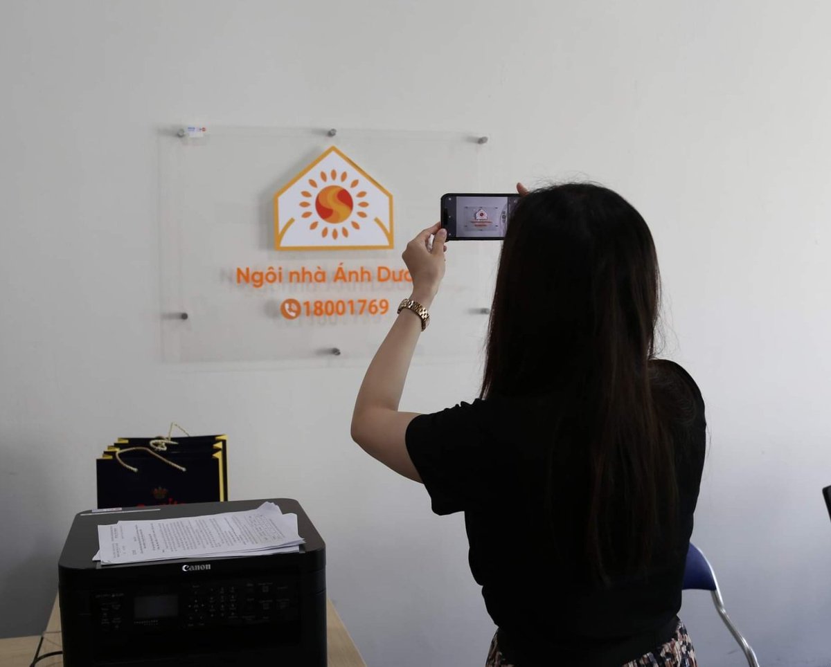 unfpa_vietnam's tweet photo. #HappeningNow
Journalists participanting in the media training on storytelling skills in addressing #GBV & #GBSS visited the One Stop Service Center in Quang Ninh, to gain first-hand knowledge from social workers that work with survivors on a daily basis.
#MOLISA #KOICA #CSAGA https://t.co/fa9ATScorN