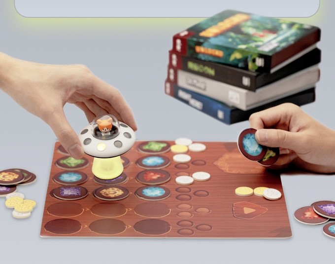 kodansha_cl's tweet photo. #Kickstarter 公式推薦プロジェクト
#PWL 速報📢

「JOYO: An Out-of-this-World Smart Board Game Experience」

めちゃくちゃ可愛いUFO型のセンサーJOYOとそれを使って遊ぶ６つのゲーム😍！

UFOに乗るキャラクターを変えることもできます✨

#ボドゲ
#ボードゲーム 

https://t.co/vQlfVdM3K5 https://t.co/tbLmoBP4yw