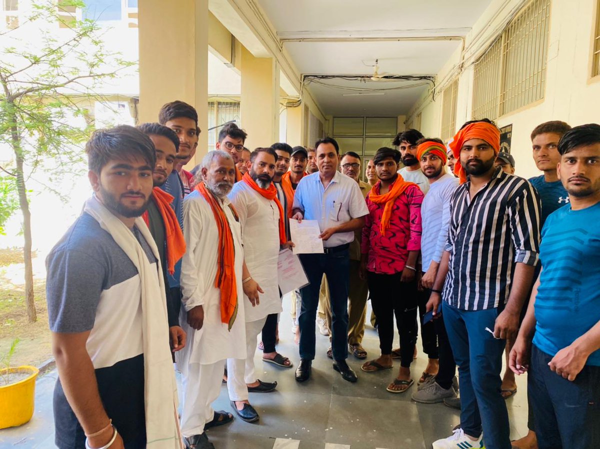 AryaSunil66's tweet photo. आज पटौदी में एस0डी0एम् वह एस0पी  साहब को ज्ञापन दिया की श्रावण मास के पवित्र माह पर सभी माँस- अंडे की दुकाने और रेहड़ियां बंद करायी जाएँ.क्यूंकि इस माह में शिव भक्त गंगोत्री वह हरिद्वार से माँ गंगा का पवित्र जल लेकर शिव जी का जलाभिषेक अपने अपने गाँवों के मंदिर में करते है. https://t.co/ZP7SpjYJtM