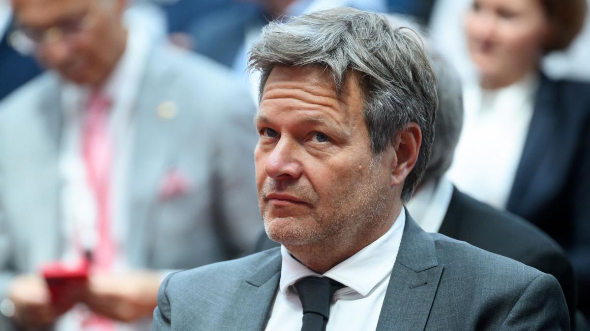 welt's tweet photo. “Habeck ist wie Lauterbach“: CDU-General rechnet mit Robert Habeck ab https://t.co/vVMTwgTyLA https://t.co/UfzsgE63Zy