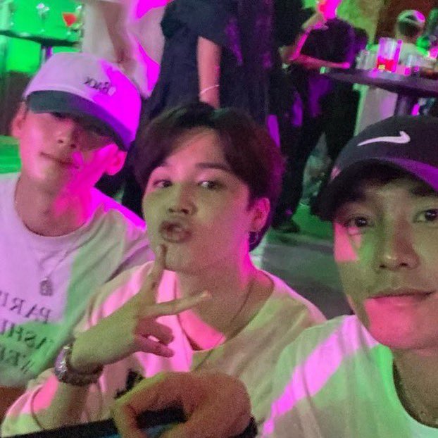 hc20002's tweet photo. 朴智旻不要學你男友的拍照標配 https://t.co/DOwnpZLGCp