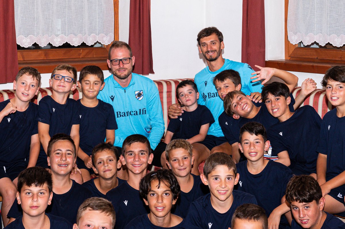 sampdoria's tweet photo. 📸 | GALLERY
Che accoglienza al #SampCamp per #Gabbiadini e #Ravaglia! 🥰🥰🥰
#PontediLegno2022 ⛰️
#FORZADORIA 🔵⚪️🔴⚫️⚪️🔵 https://t.co/PzxTRSmTe4