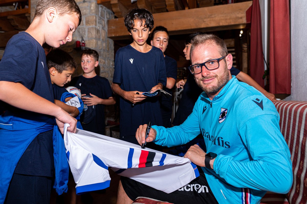 sampdoria's tweet photo. 📸 | GALLERY
Che accoglienza al #SampCamp per #Gabbiadini e #Ravaglia! 🥰🥰🥰
#PontediLegno2022 ⛰️
#FORZADORIA 🔵⚪️🔴⚫️⚪️🔵 https://t.co/PzxTRSmTe4