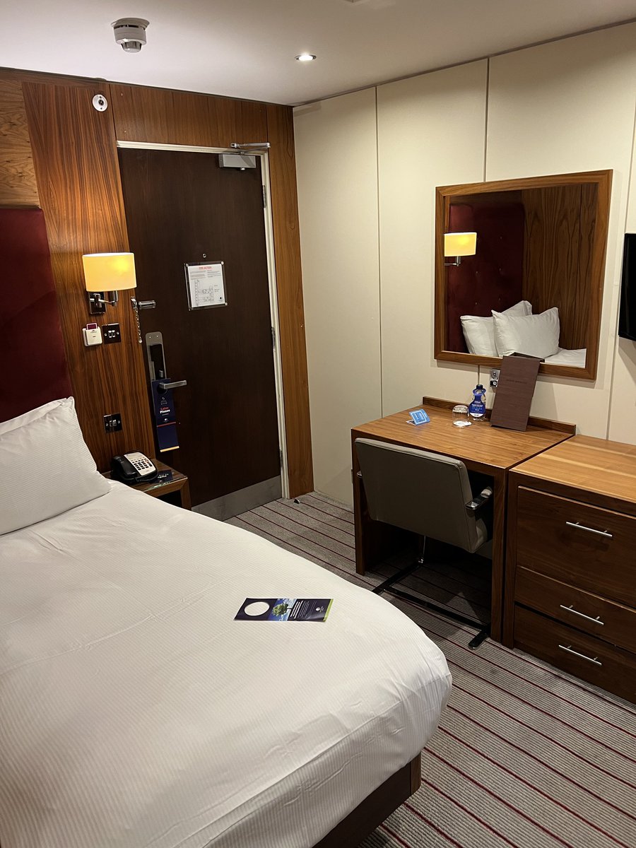 surajyengde's tweet photo. as an alternative this tiny single bed room at @DoubleTree in london cost Β£300/night. the receptionist informed me the prices go higher!
#londonhack https://t.co/jqg2kLfF8C