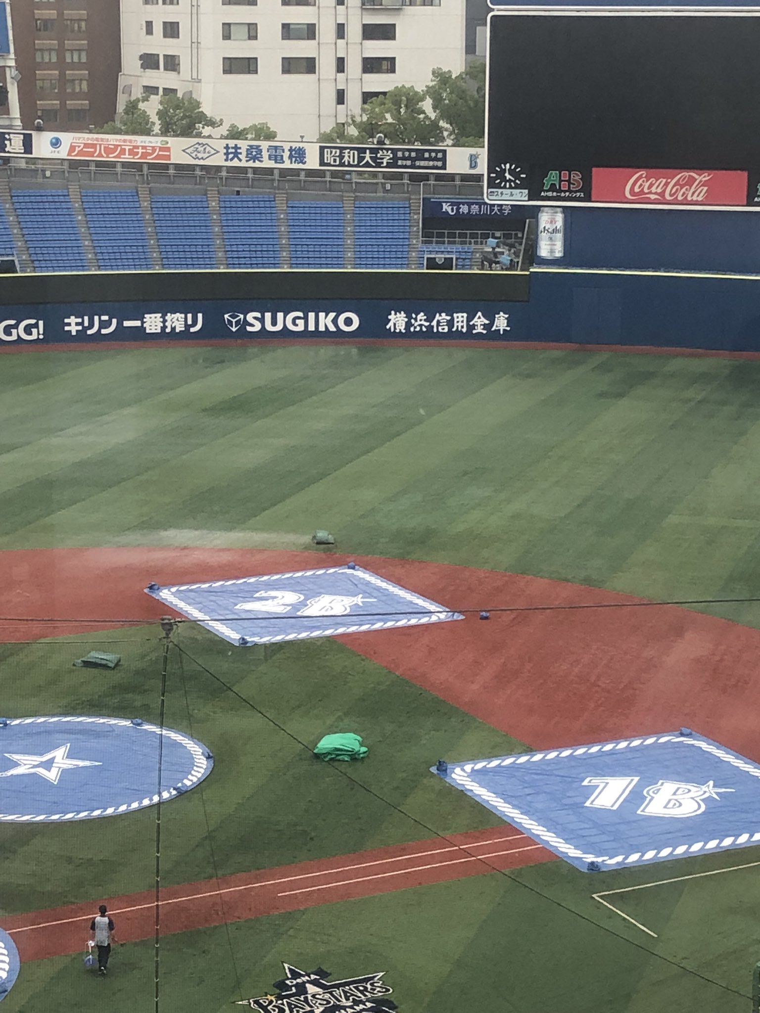 日刊スポーツベイスターズ番 ｄｅｎａーヤクルト 横浜スタジアム 16時現在 ハマスタは変わらず 雨が降っています シートがブルーに変更されています 坂本裕哉投手が キャッチボールで屋外へ Baystars ベイスターズ 横浜反撃 ハマスタ