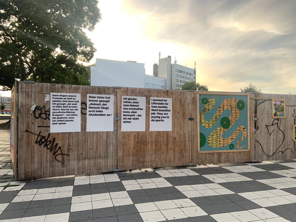 Genussgier's tweet photo. Abseits des #documenta15-Weges gibt eigentlich die wirklich netten und interessanten Dinge, die Kassel eben auch ausmachen. Und wenn es neue Cafés mit tollen Biergärten, Museumsshops, „Kunst“-Kaugummiautomaten oder kritische Plakate an Bauzäunen sind. #doc22 https://t.co/7ZPGqjYfEk