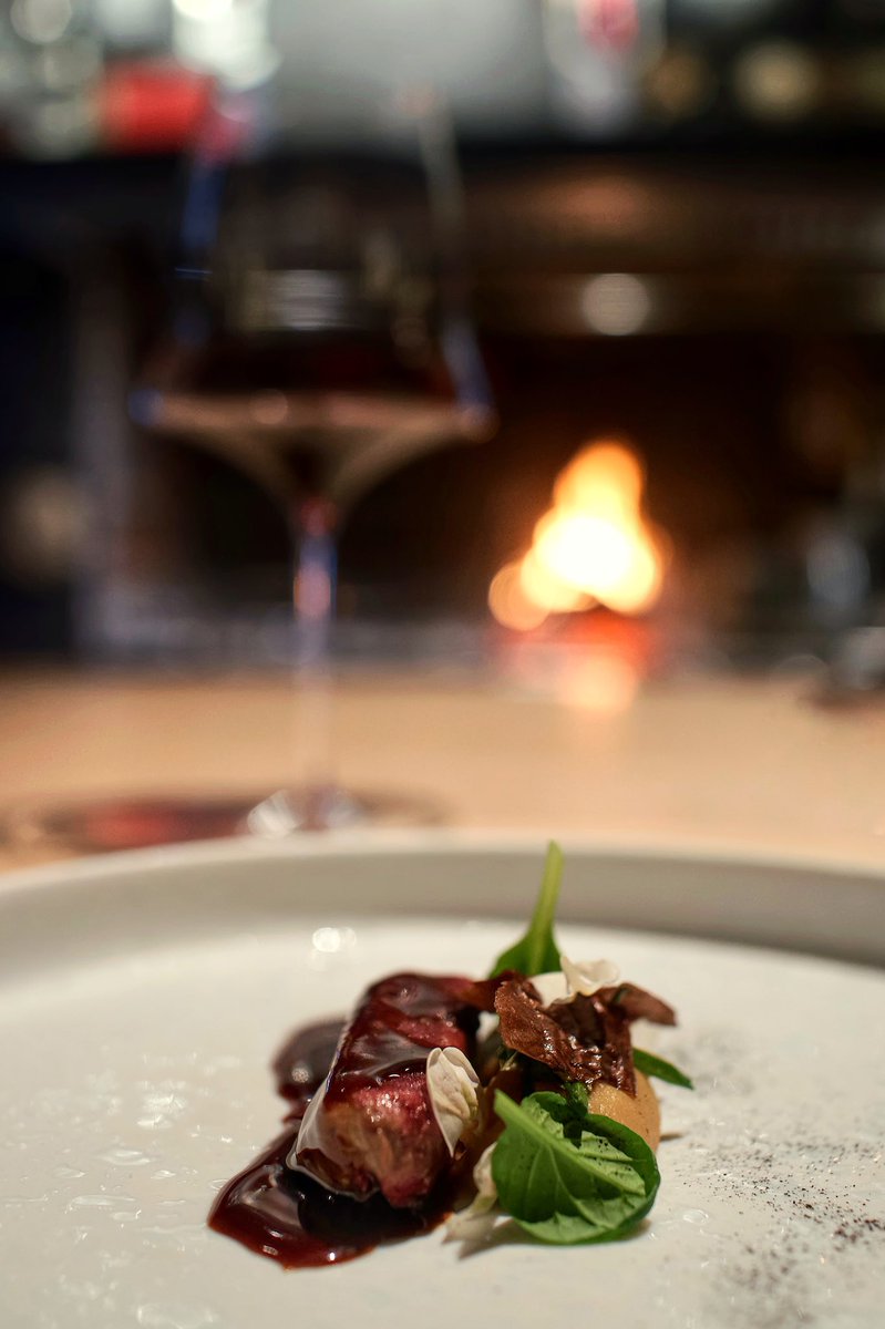 Smoked Room: Mi mejor comida en lo que va de año!

Elegancia y brillantez en el plato en un menú con bastante influencia andaluza, francesa y japonesa. La percepción de brasa/humo a lo largo de la comida es menor de lo que a priori uno pueda esperar. Gran equipo en cocina y sala!