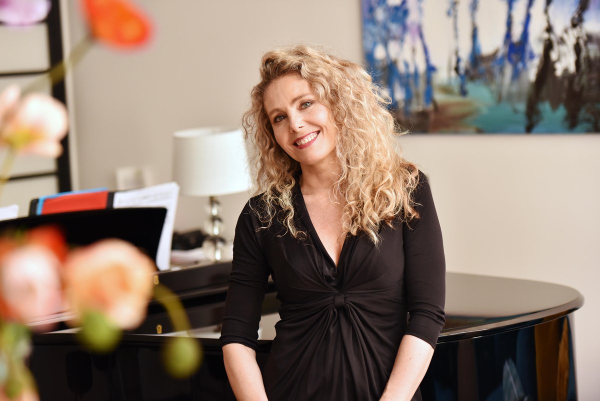 ClaraPonty's tweet photo. Thanks and welcome to my new official Twitter account here at @ClaraPonty! P.S. I'm no longer tweeting from @Clara_Ponty. https://t.co/tzEIKnknF7