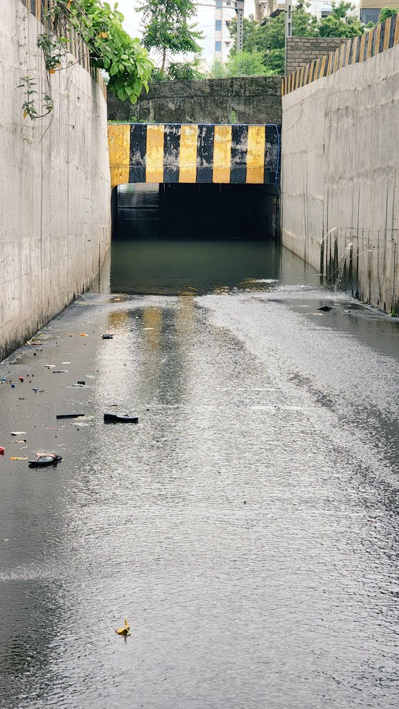 amit_bandurkar's tweet photo. Need to look into  Zingabai Takali underpass issue. No one can use this due to rain water accumulation and underpass both side walls are desparate to break..
@NagpurTOI  @TOI_Nagpur @RanjitVDeshmukh @Abhijitsing4U @Rohit_0309 @NAGPUR_tweets @anjayaaTOI
@ngpnmc pls look in to this https://t.co/5fXpPButE4