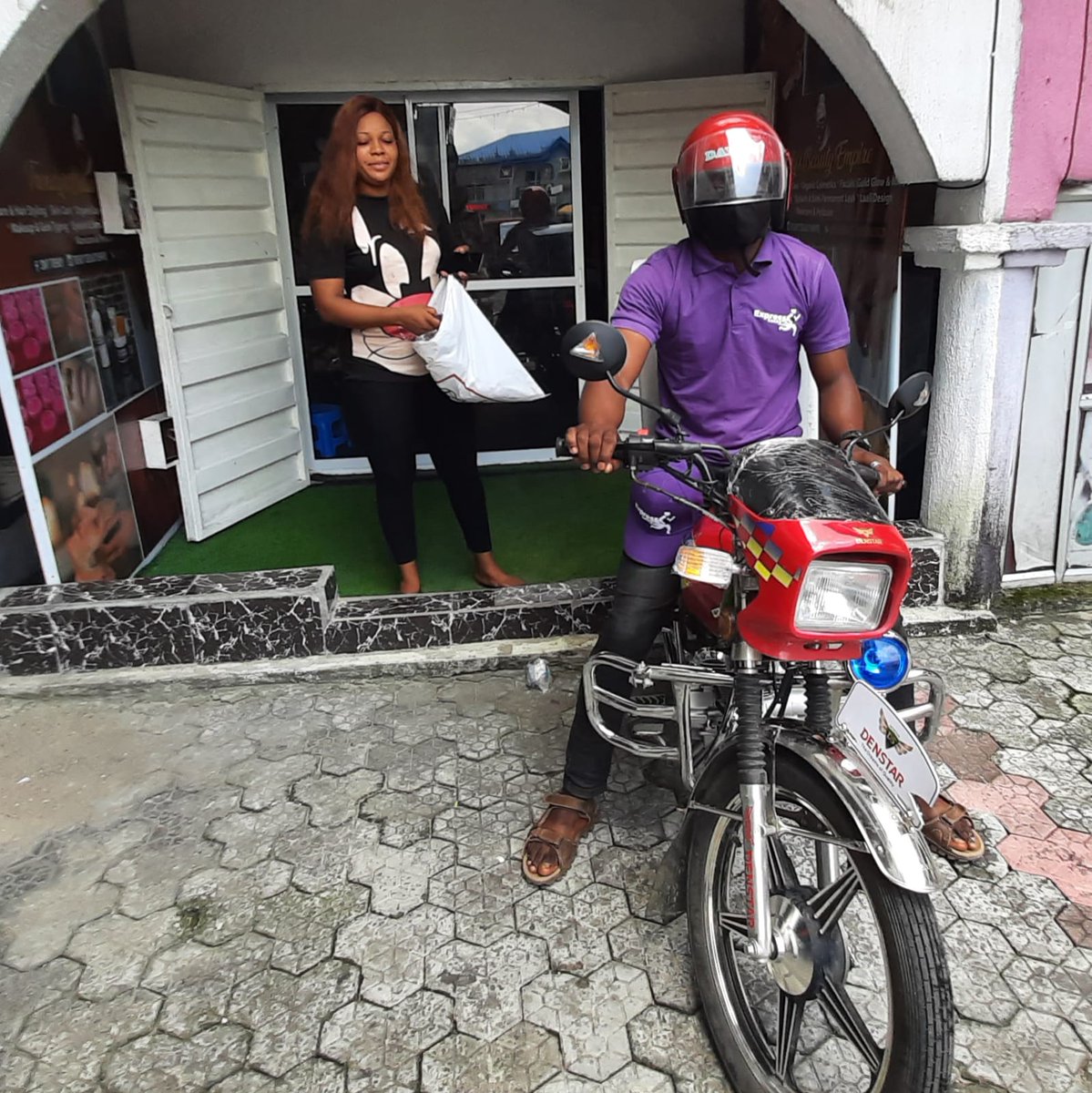 Iamagidigbo's tweet photo. I'm a logistic service provider with @expressluckyint based in #warri Delta State.

We offer pickup and drop-off services within and outside Delta State...

We're  OBIDIENT in our service deliveries...

#LabourChallenge https://t.co/Kz0T4ocJiu
