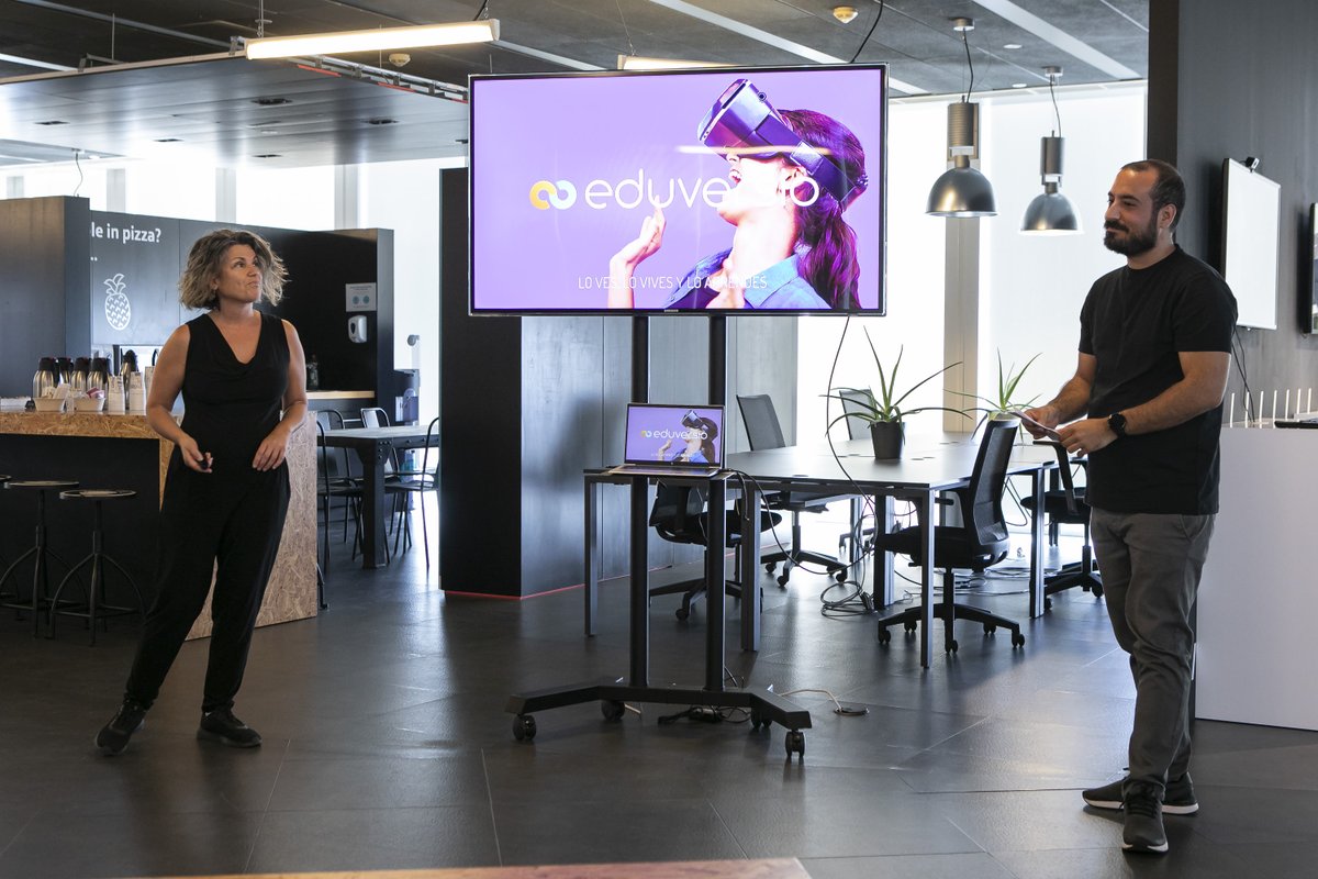 MWCapital's tweet photo. ⭕️ L'acte va finalitzar amb una Pitch Session on van participar 4 de les startups que compten amb el suport de @Wayra i 𝗧𝗵𝗲 𝗧𝗵𝗶𝗻𝘅 per impulsar noves solucions tecnològiques i llançar-les al mercat amb garanties d’èxit:

🔹@Keybotic
🔹@AppEagora
🔹#ExpaciaXR
🔹#AOnChip https://t.co/kmStY7UybW
