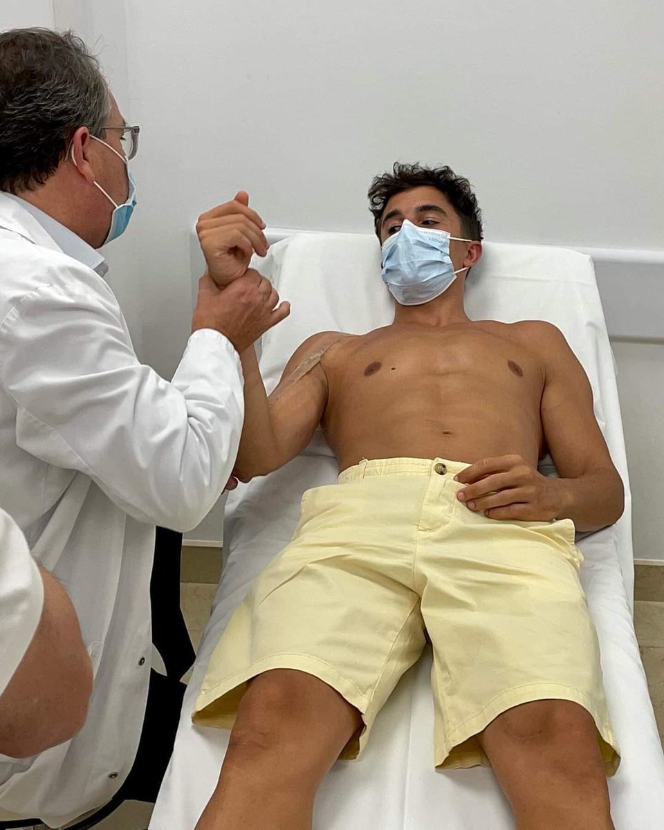 marcmarquez93's tweet photo. Adiós cabestrillo! La revisión fue muy bien, empezamos recuperación. Sin pausa pero sin prisa 💪🏼
Bye sling! The medical check went very well, let's start the recovery. Slowly but surely ✊🏼
#MM93 https://t.co/ovjf4PQ799