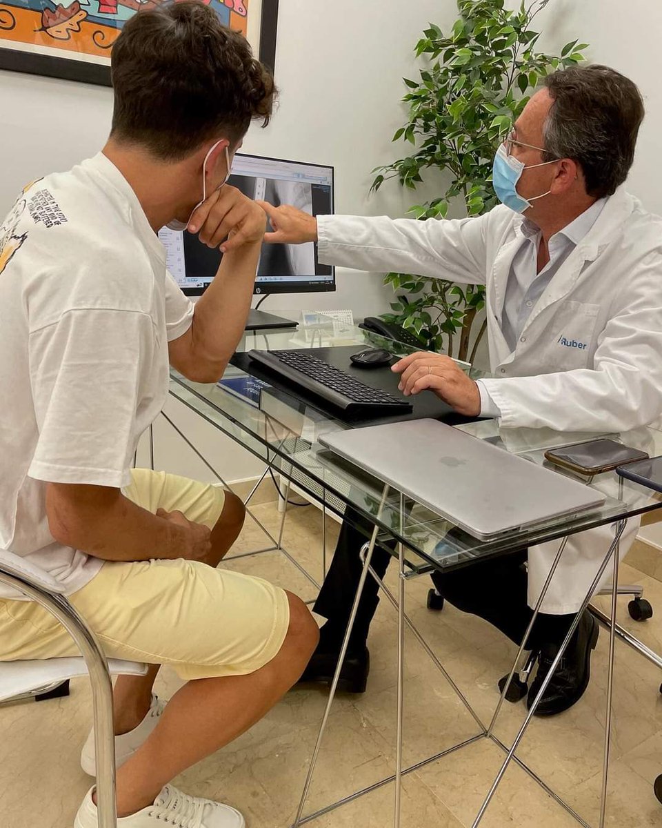 marcmarquez93's tweet photo. Adiós cabestrillo! La revisión fue muy bien, empezamos recuperación. Sin pausa pero sin prisa 💪🏼
Bye sling! The medical check went very well, let's start the recovery. Slowly but surely ✊🏼
#MM93 https://t.co/ovjf4PQ799