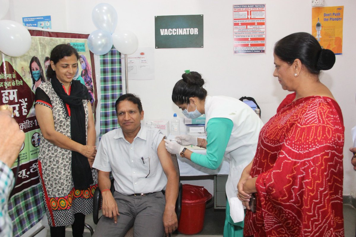 garg_yashpal's tweet photo. Launch of Free Precaution Dose for COVID at UT Chandigarh. All 18+ to please immediately get free Precaution Dose in Govt Hospitals, after a gap of 06 months from the 2nd dose. Myself and wife got it today at GMSH-16 Chandigarh. https://t.co/We5csmbtOf