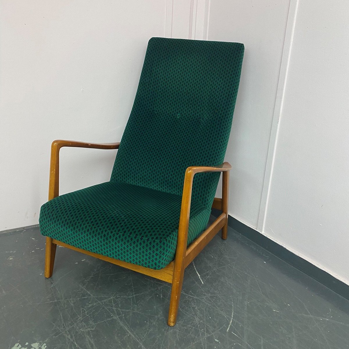 THE REVAMP THAT ROCKED! Not one, but two classic chairs. The Rock n Relax and Rock n Rest chairs are stylish, iconic and one of the all-time greats of the Mid-Century archives. The idea was that we’d make this mis-matched pair as close a couple as we could.