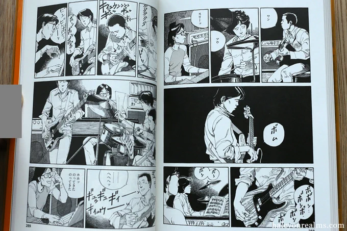 Panels from one of the omnibus short stories in Katsuhiro Otomo's Goodbye Japan ( Complete Works Edition ), circa 1977/8 when the artist was around 23. Otomo's adept skill in framing/composition as well as choice use of "lens size" really liven each image. (1/2) 